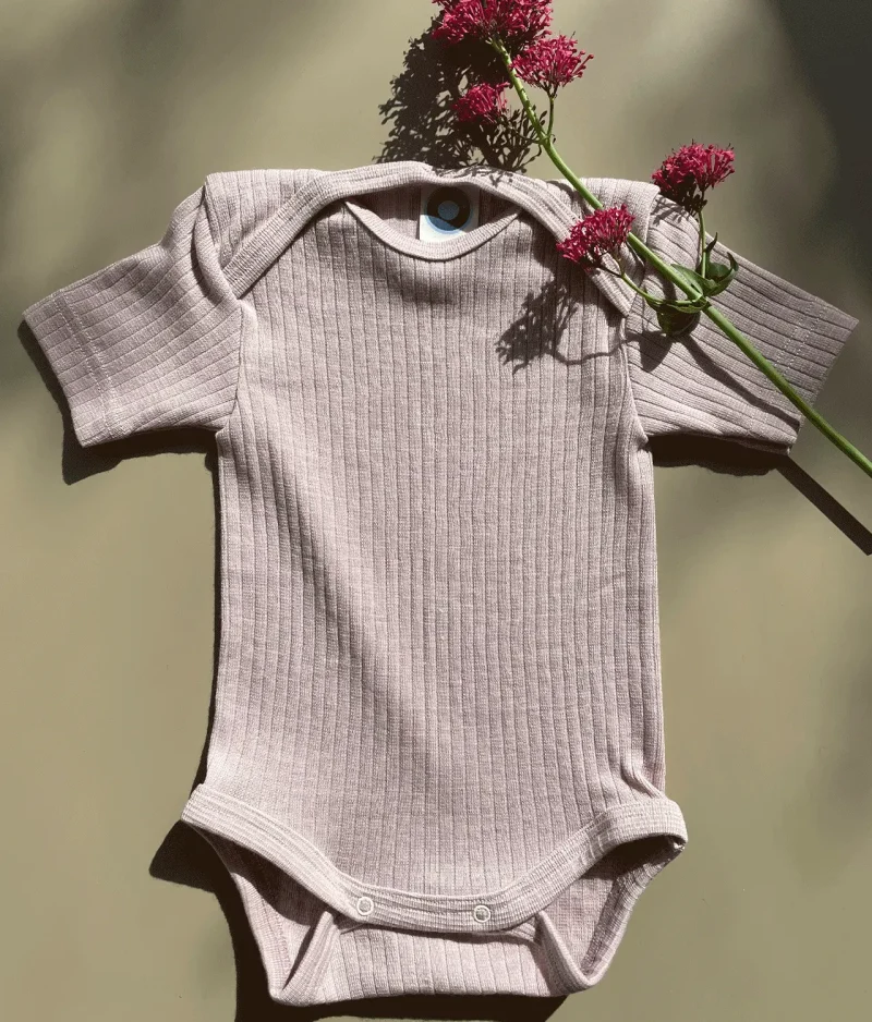 Cosilana-romper-biologisch-korte-mouw-roze-productafbeelding