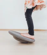 Stapelstein balansbord balanceren grijs Stapelstein balansbord grijs sfeerafbeelding