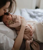 Mushie - Slaapzak Blush - newborn - ribbed knotted baby gown (sfeerbeeld) Mushie - Slaapzak/body Blush - newborn